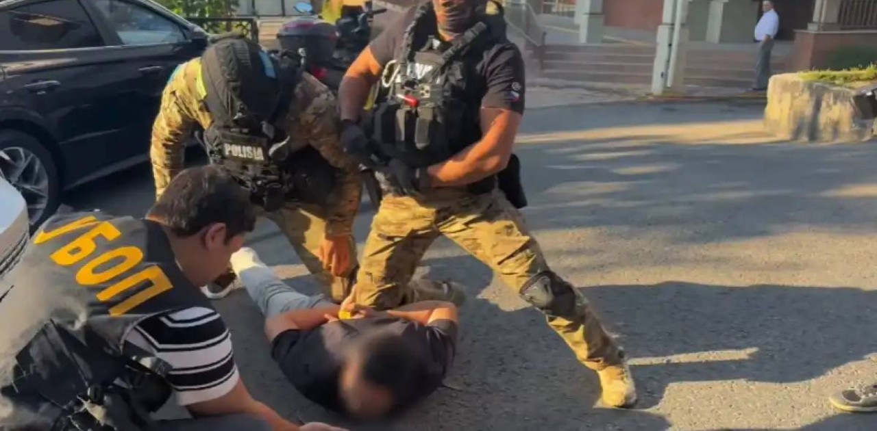 «Күн сайын 2 мыңға дейін қоңырау шалған»: Алматыда кибералаяқтар ұсталды (ВИДЕО)