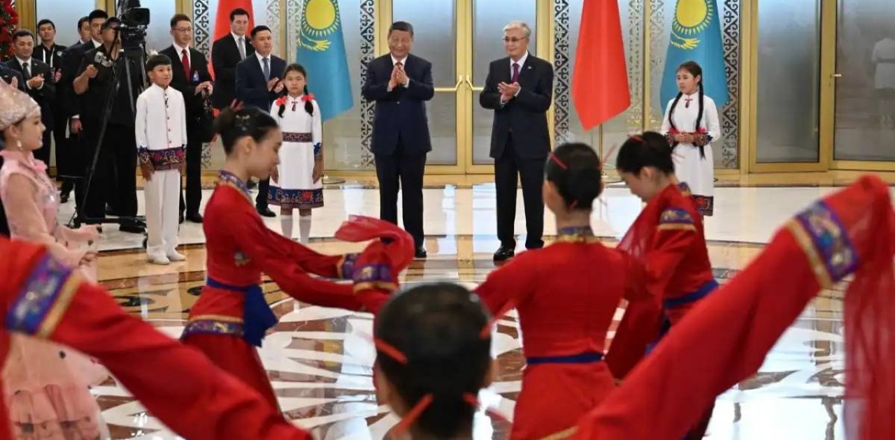 ҚХР Төрағасын балалар қазақ және қытай тілдерінде сәлемдесіп, күтіп алды