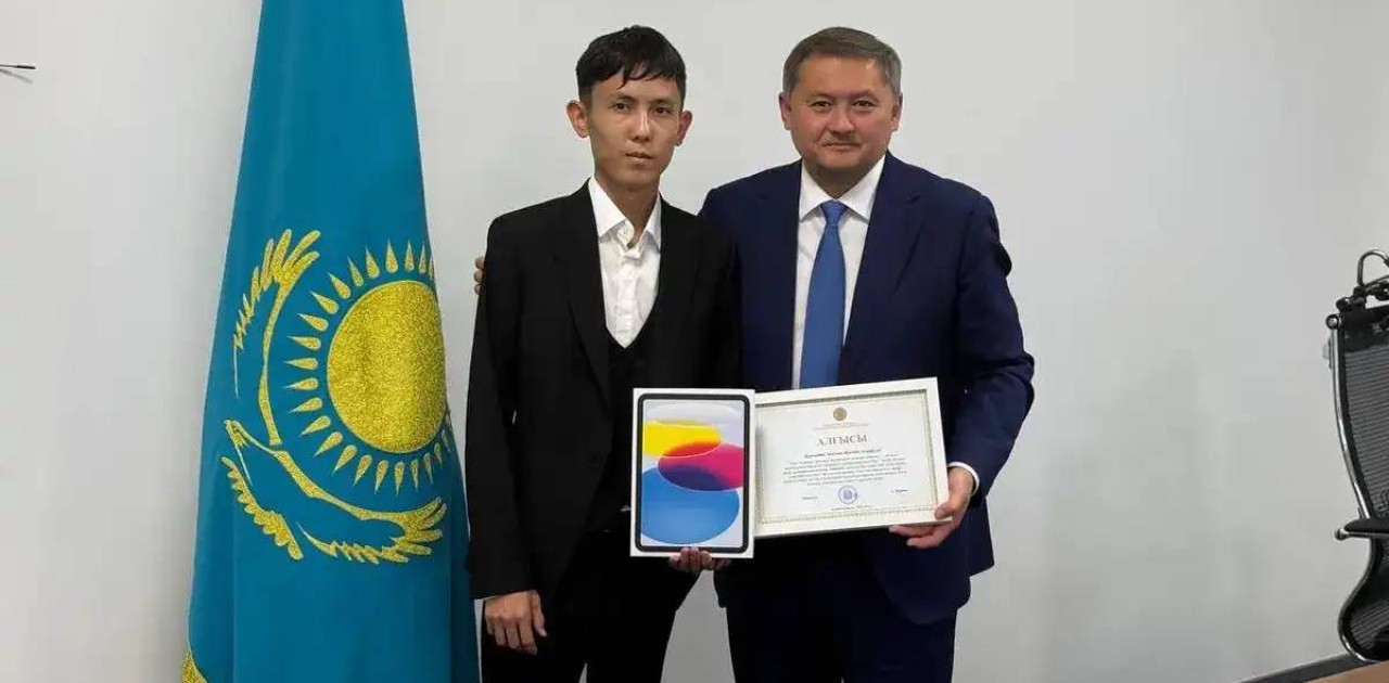 Министр Саясат Нұрбек ҰБТ-дан 140 балл жинаған ауыл мектебінің түлегімен кездесті