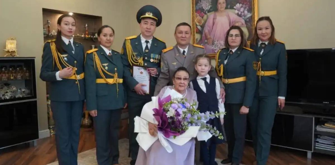 Әскери қызметшілер Бибігүл Төлегенованы Жеңістің 80 жылдығымен құттықтады