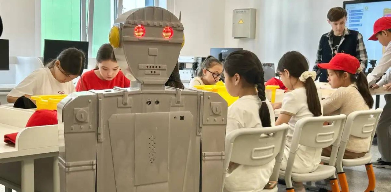 Темірбек есімді робот Астанадағы мектеп лагеріне келді