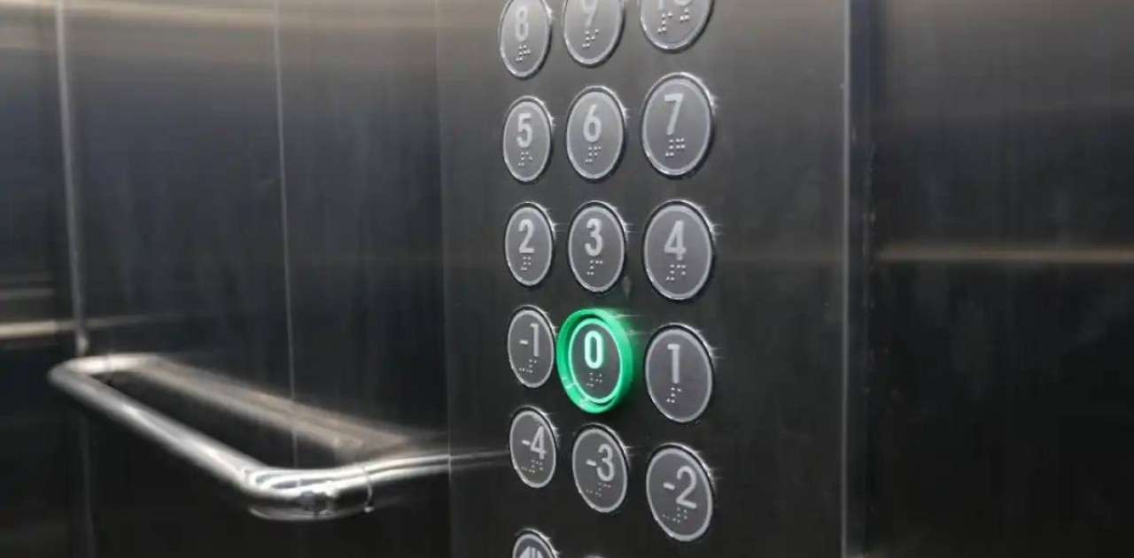 Ішінде жасөспірім болған: елордада лифт тоғызыншы қабаттан құлап кетті