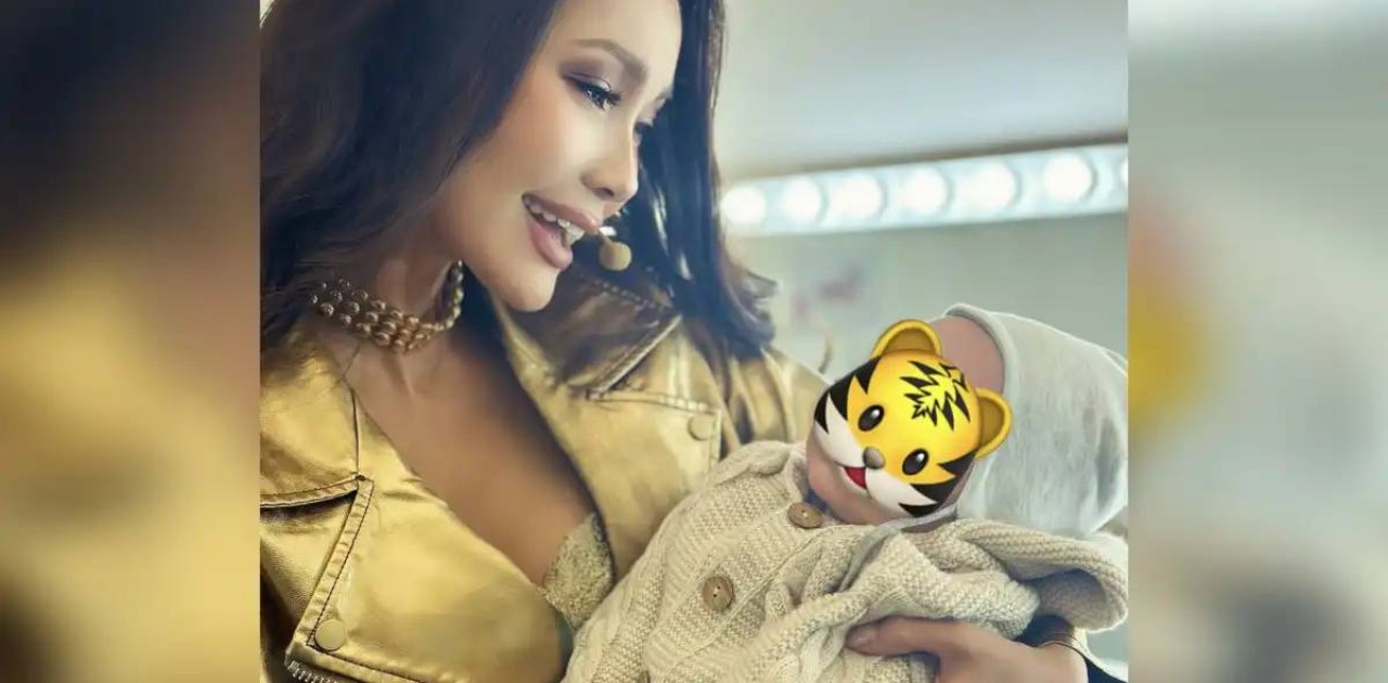 «Баласы ма, күйеуге шығып па еді?»: Оқырмандар Жанар Дұғалованың сәби құшақтаған суретін талқылады