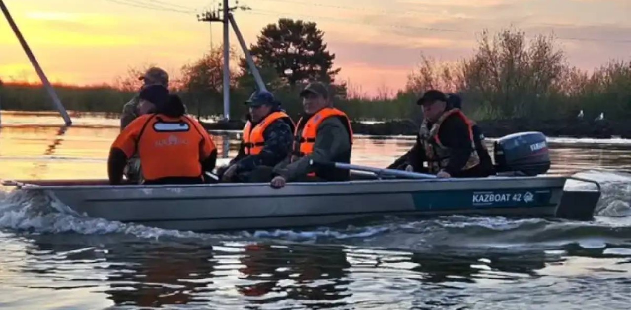 «Жыл сайын су басады»: СҚО әкімі тасқын астында қалған ауылды қайықпен аралап, дронға түсірді