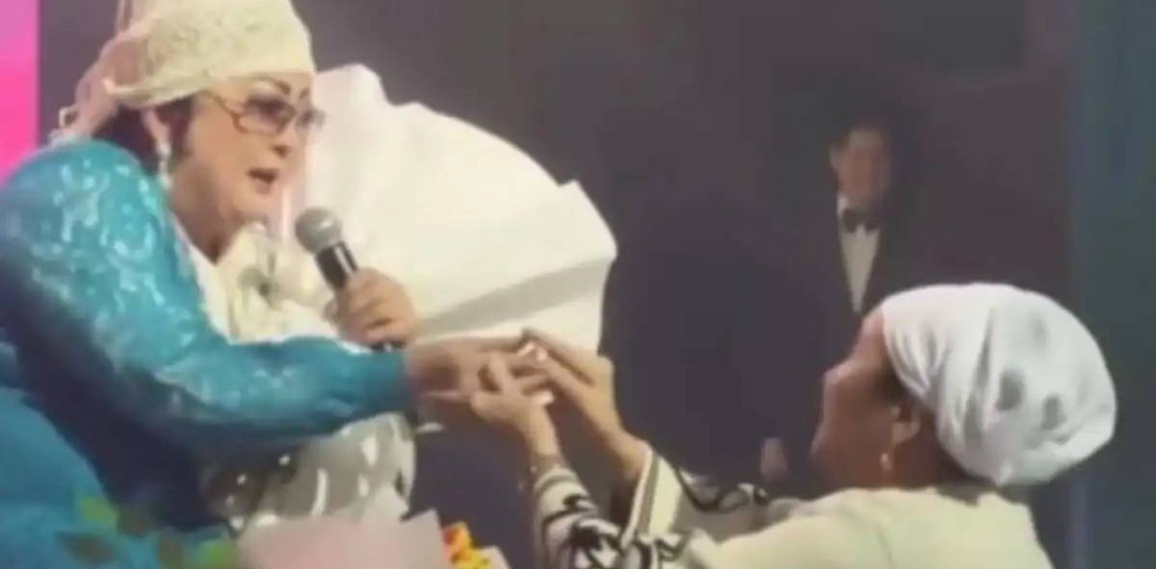 Димаш Құдайбергеннің әжесі Мақпал Жүнісоваға алтын тақты