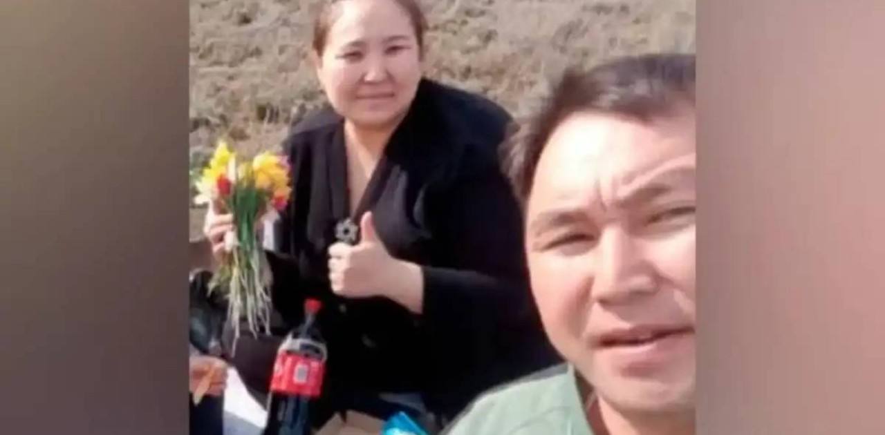 Ақтөбеде қызғалдақпен фотоға түскен ауыл әкімінің әрекеті тексеріліп жатыр