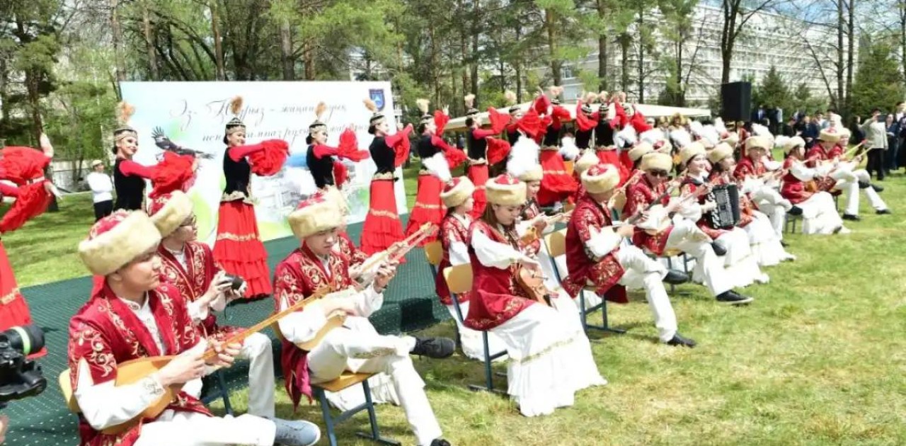 Алматыда Абай әндерін 1000 адам хормен орындады (ВИДЕО)