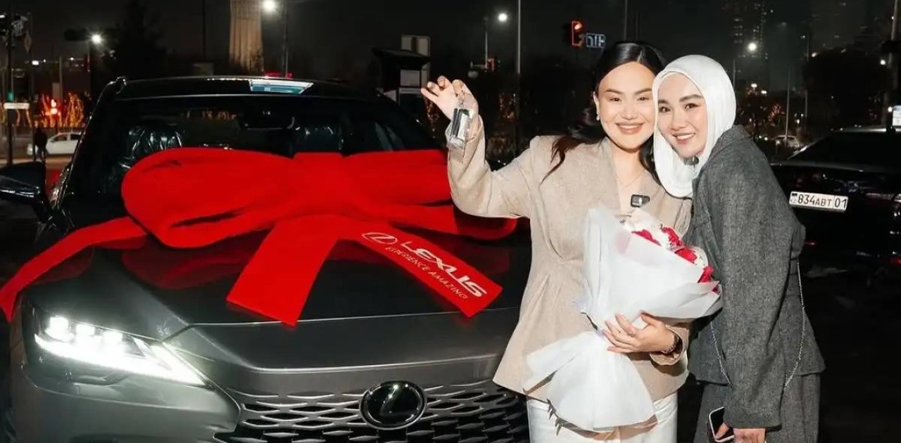 Белгілі блогер Фариза Төреәлі сіңлісіне тосынсый жасады