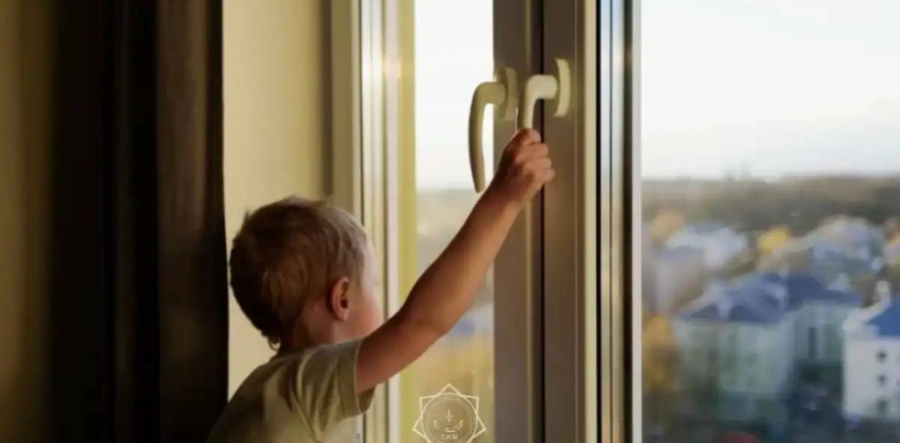 Балалардың терезеден құлап кетуіне қалай жол бермеуге болады