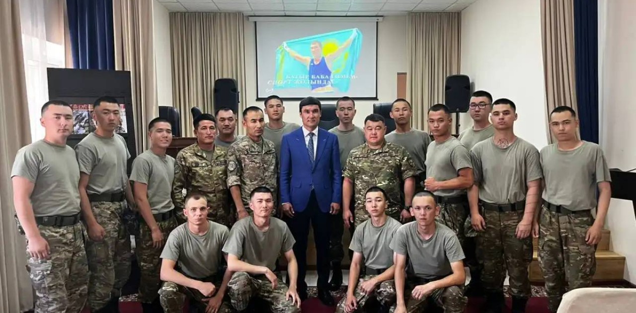 Олимпиада чемпионы Серік Сәпиев әскери бөлімде қонақта болды