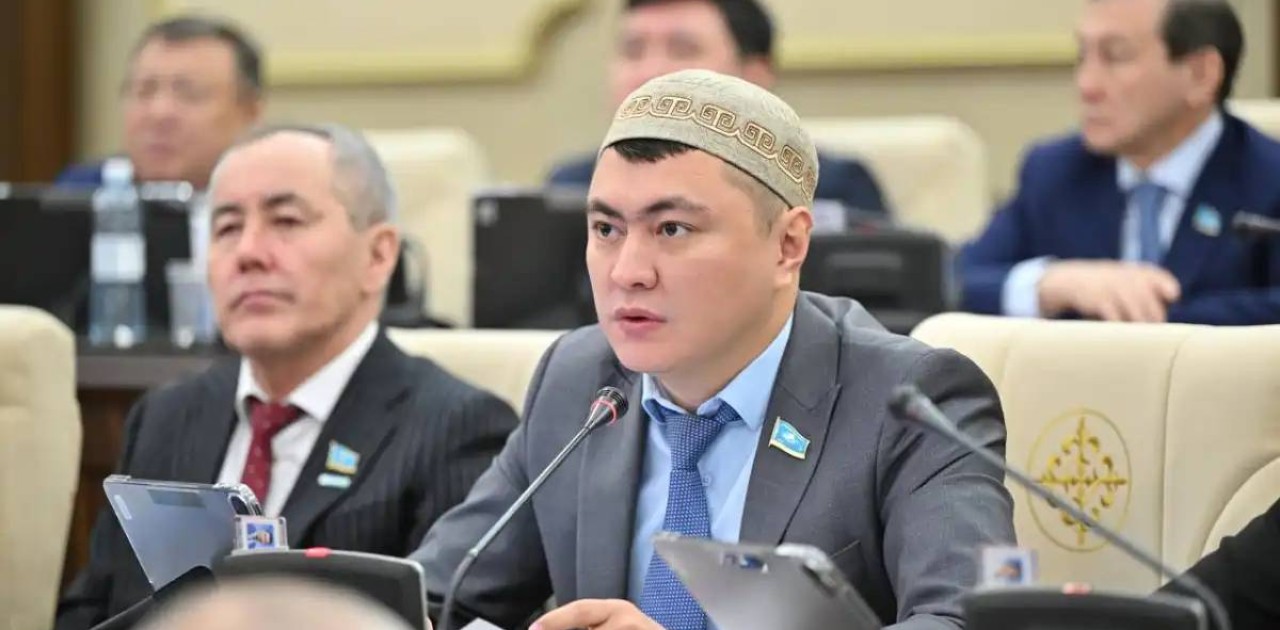 «Еркек көрсететін дүние емес»: Іш киімін елге көрсеткен Дәулет Мұқаевтың басы бәлеге қалды