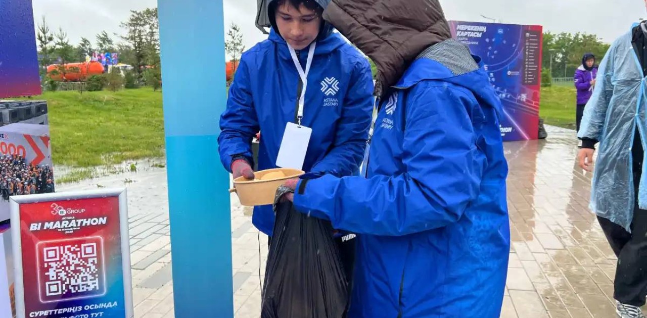 Астаналықтар жарыстан соң саябақты күл-қоқыстан тазалады