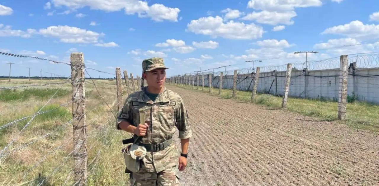 Ұландық жауынгер сотталған адамның қашып кетуіне жол бермеді