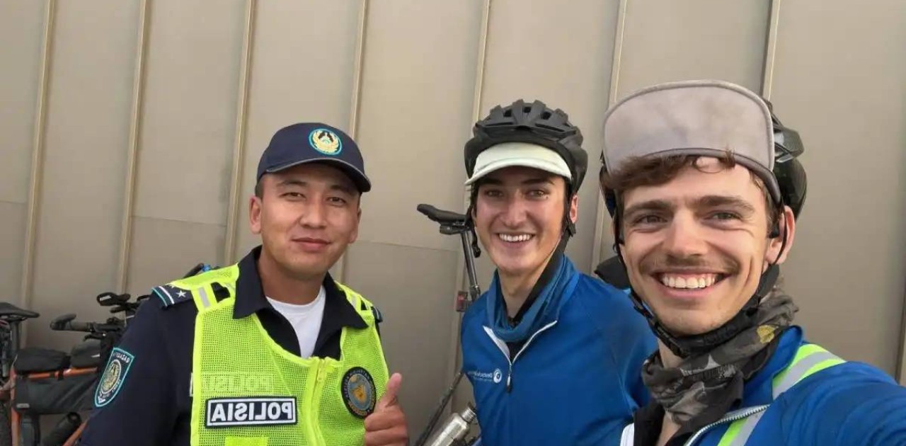 Германиядан келген велошабандоздар қазақстандық полицейлерге алғыс білдірді