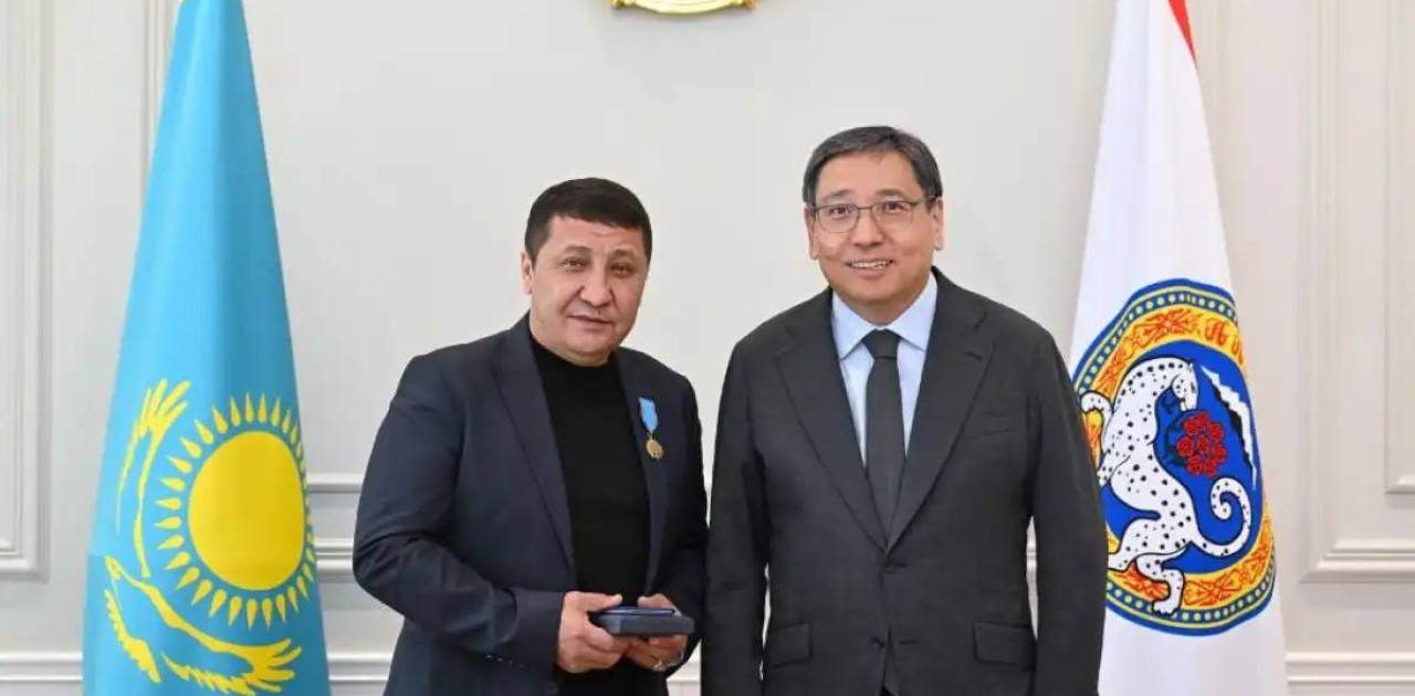 Алматы әкімі әуежай қызметкерін құтқарған азаматты марапаттады
