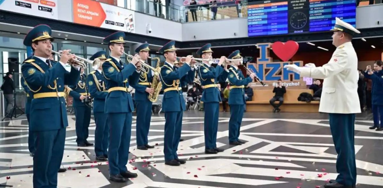 Әскери музыканттар әйелдер қауымын мерекемен құттықтады