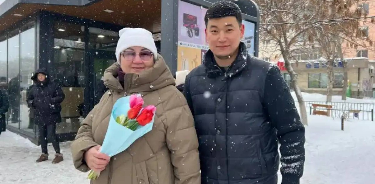 Елордалықтарға 8 наурыз мерекесі қарсаңында гүл шоқтары таратылды