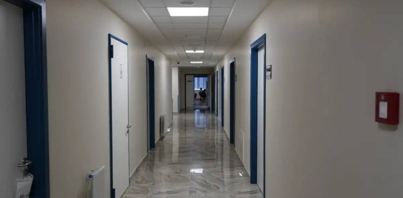 Автобус апатында аяғынан айырылған қыздың отбасына баспана беріледі – Жеңіс Қасымбек