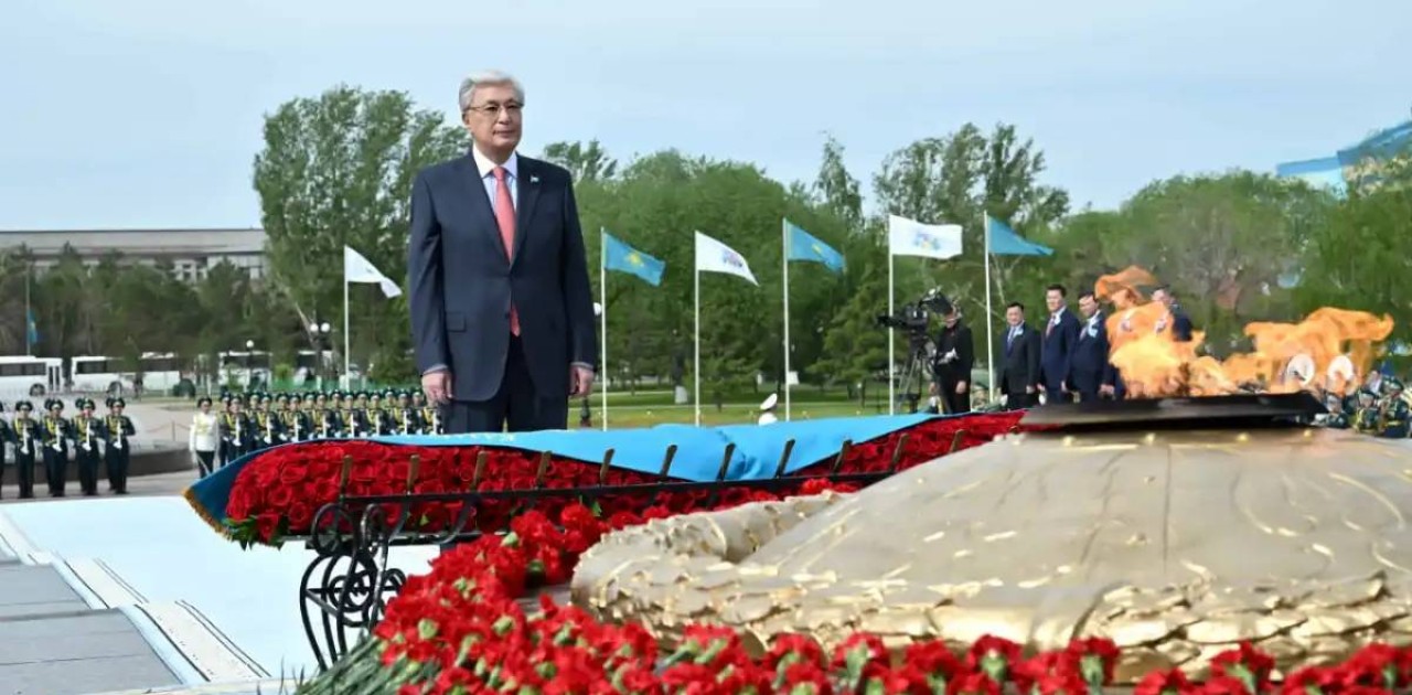 Президент «Отан Ана» монументіне гүл шоғын қойды