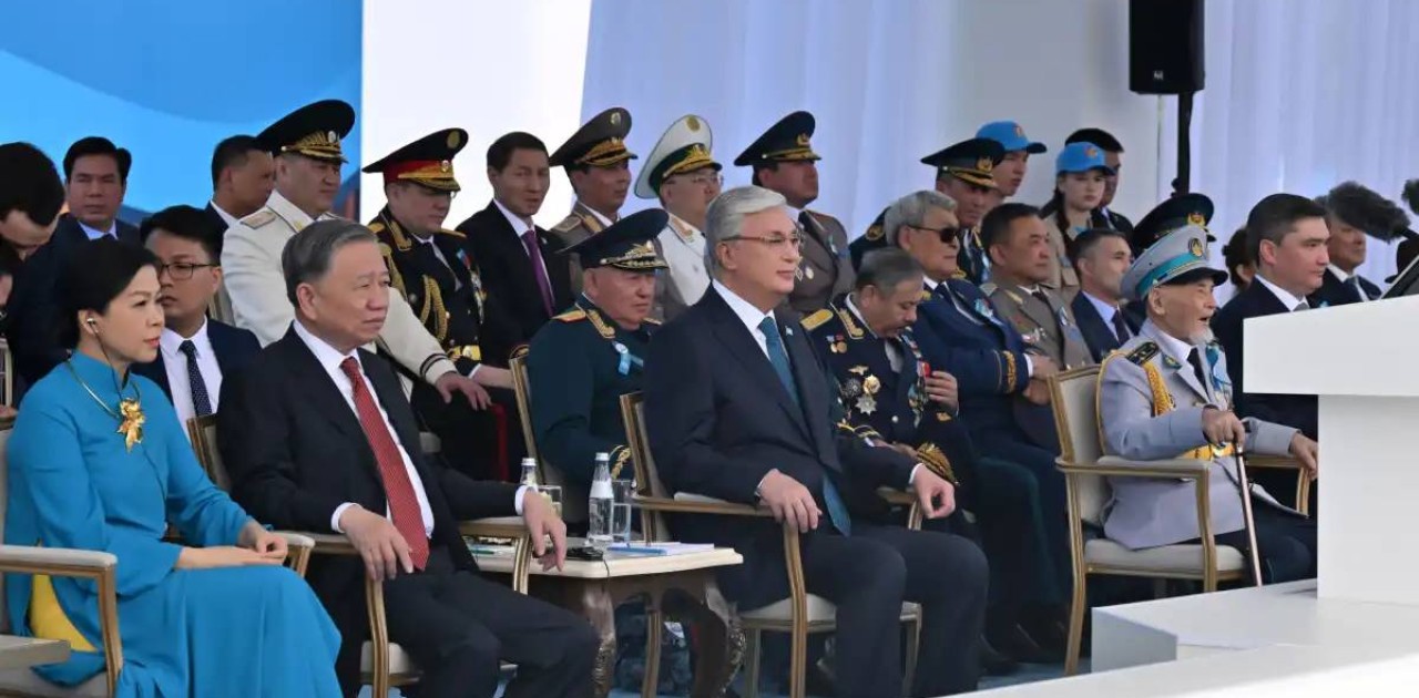 Қасым-Жомарт Тоқаев пен То Лам әскери парадты тамашалады