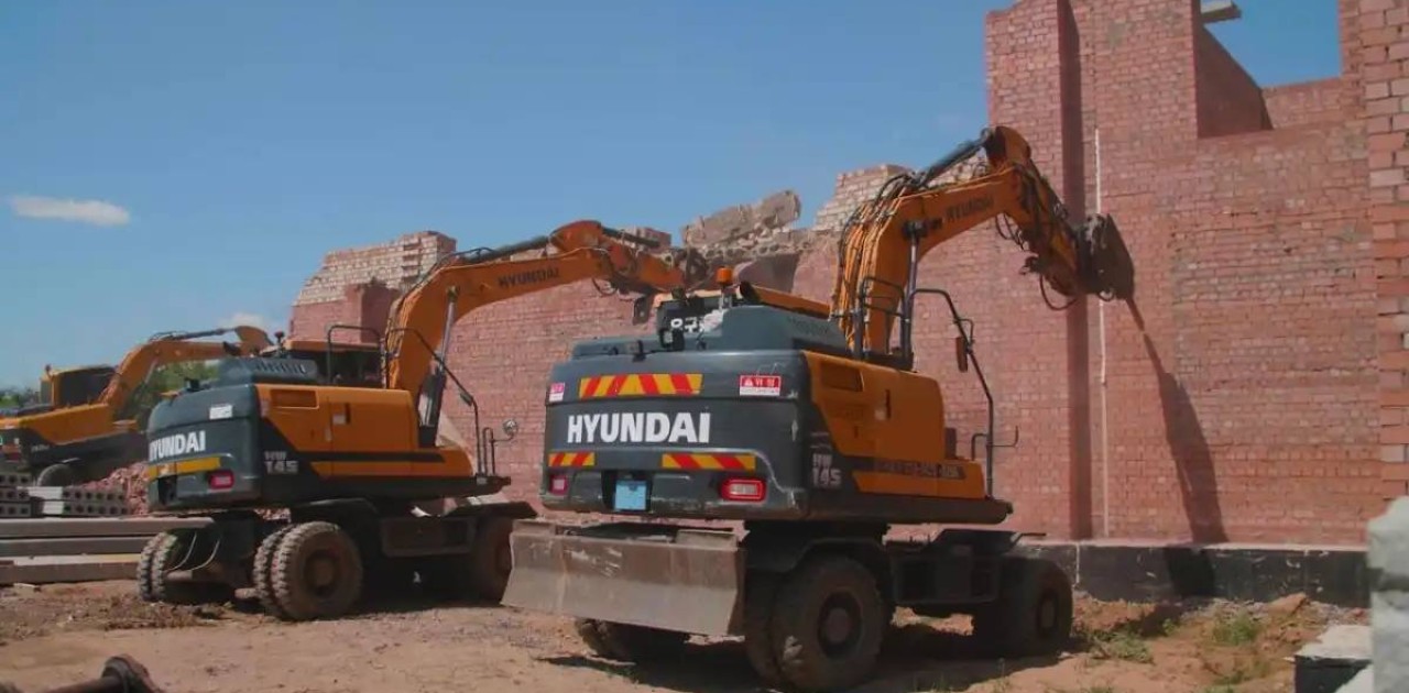 Елордада заңсыз салынған тұрғын үй кешені бұзылып жатыр