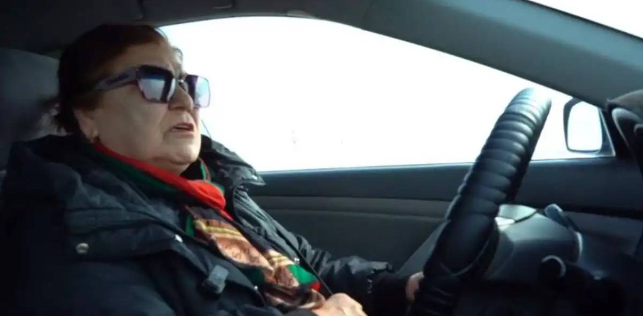 Атырауда жол ережесін мүлде бұзбаған 74 жастағы таксист әже тұрады (ВИДЕО)