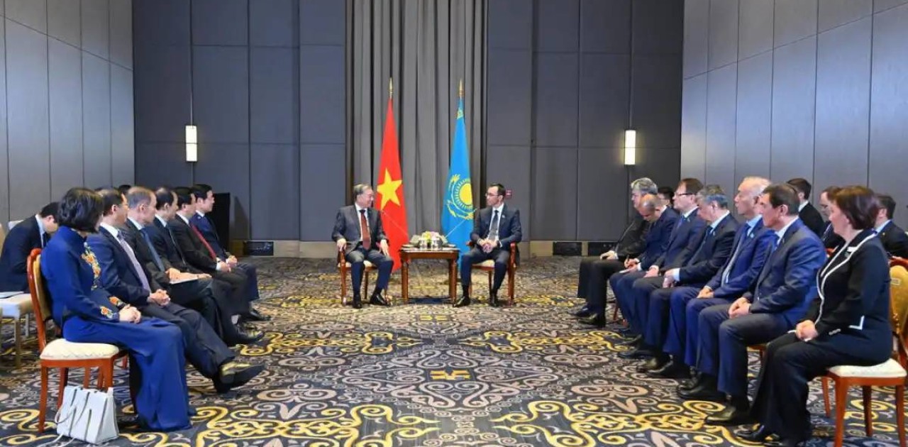 Мәулен Әшімбаев Вьетнам Коммунистік партиясы Орталық комитетінің бас хатшысымен кездесті