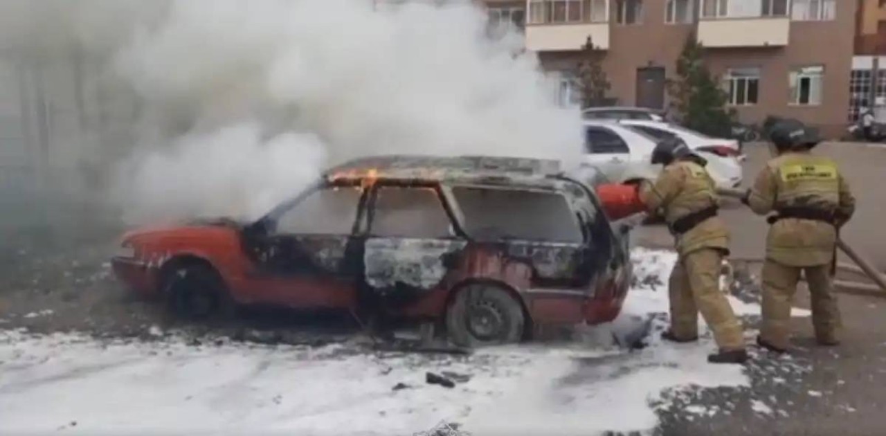 Елордалық өрт сөндірушілер жанып жатқан көлікті сөндірді (ВИДЕО)