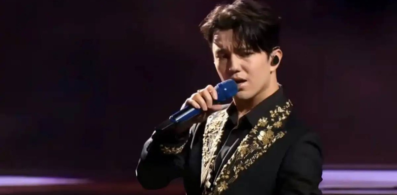 Димаш Құдайберген Шанхай халықаралық кинофестивалінің жабылу салтанатында өнер көрсетті