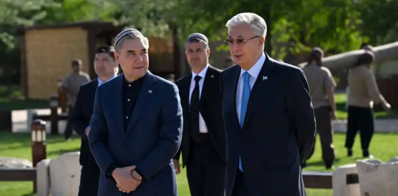 Қасым-Жомарт Тоқаев пен Гурбангулы Бердімұхамедов «Этноауыл» кешеніне барды