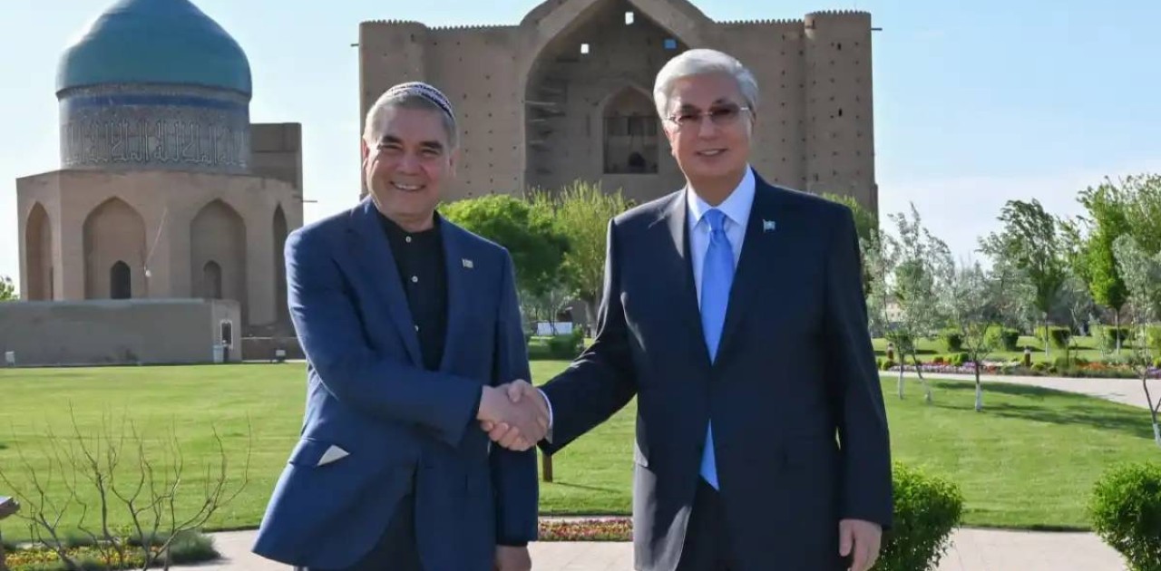 Тоқаев пен Бердімұхамедов Қожа Ахмет Ясауи кесенесіне зиярат етті