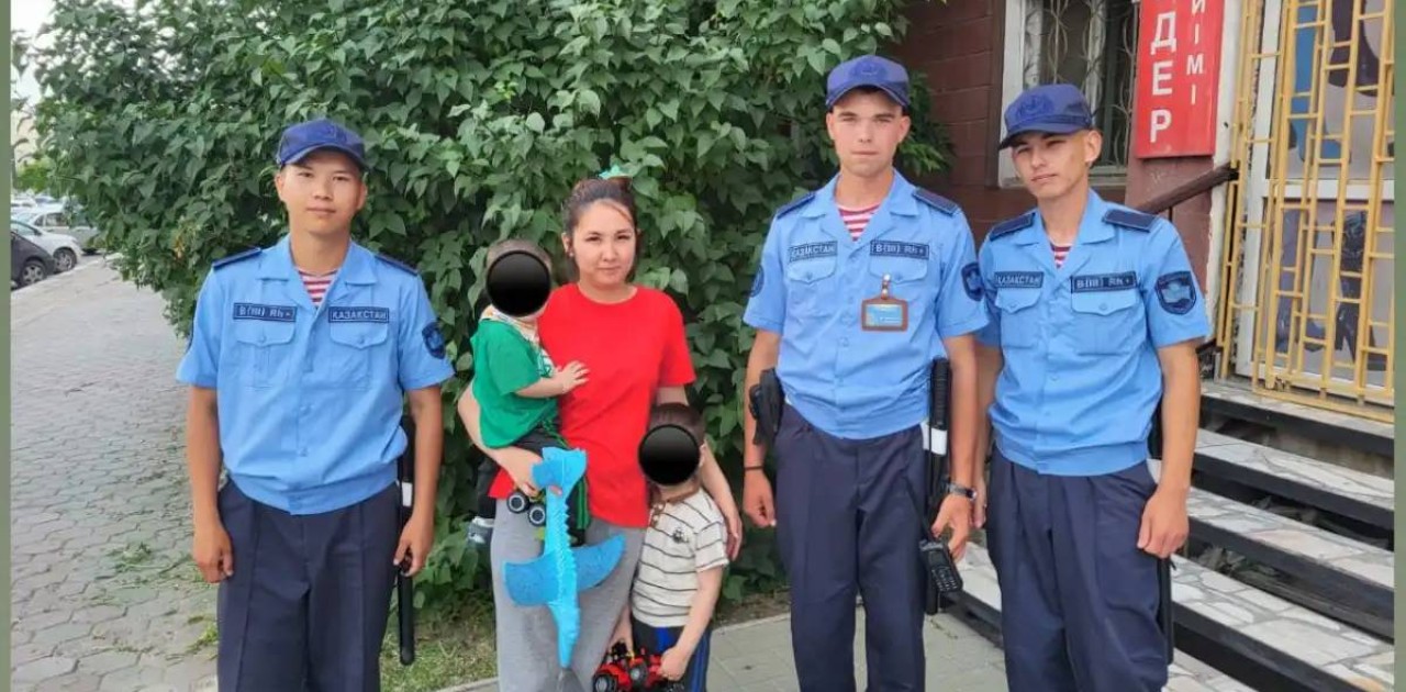 Әскери қызметшілер жоғалған баланы тауып, анасына табыстады