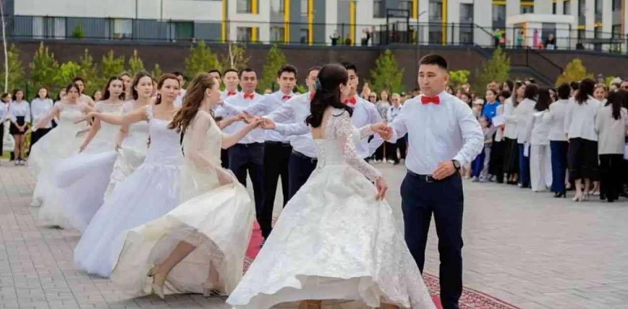 «Дорамадағыдай»: Астанада бітіру кешінде сахнада болған жайт желідегі жұртты тәнті етті