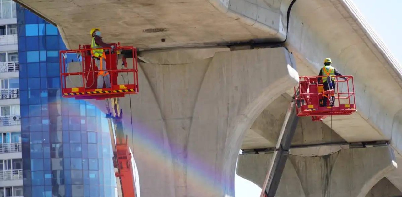Елордада LRT эстакадасының тіректерін бояу жұмыстары жүріп жатыр