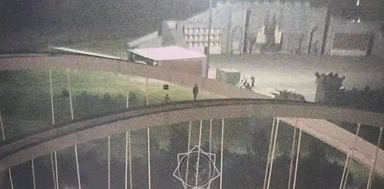 Елордада көпірден секірмек болған ер адам құтқарылды