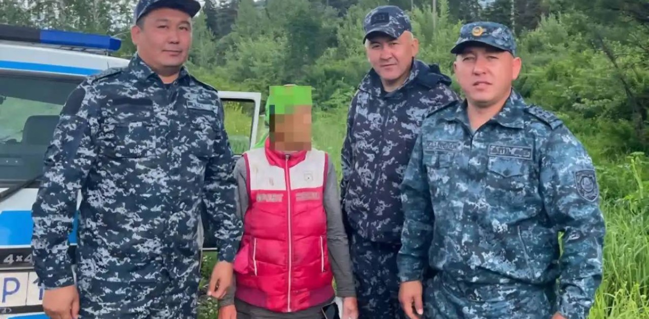 Полицейлер орманда адасқан зейнеткерді іздеп тапты