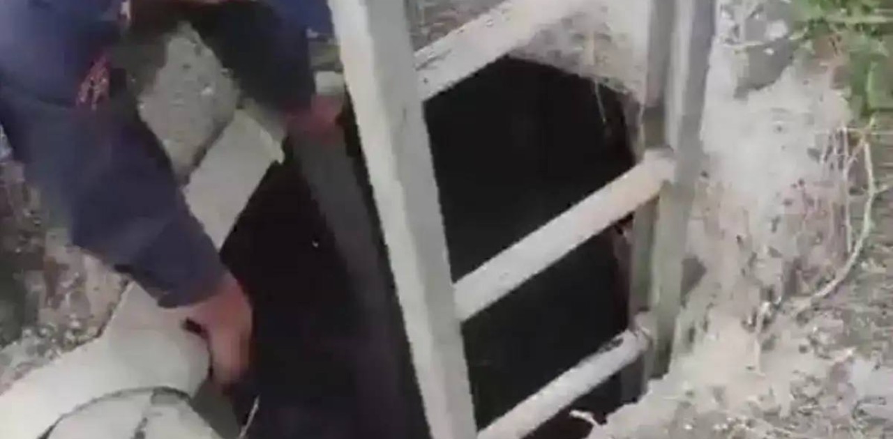 Абай қаласында әйел тереңдігі 3 метр болатын ашық жатқан құдыққа құлап кетті