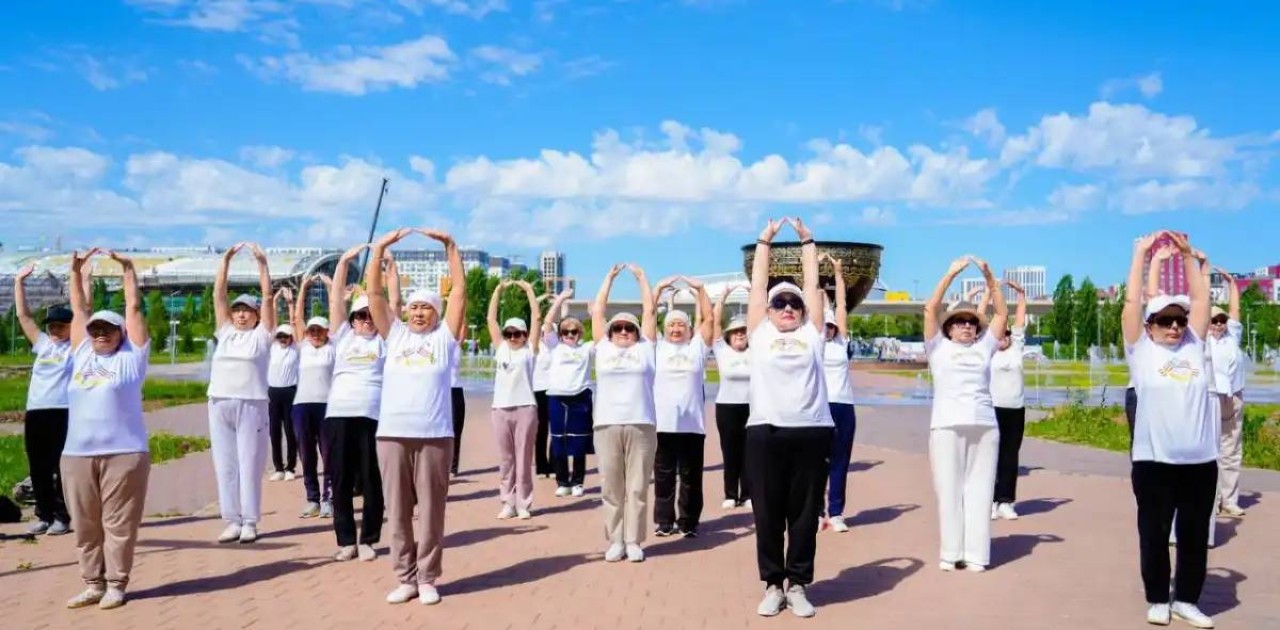 Астанада зейнеткерлер таңғы жаттығу жасады