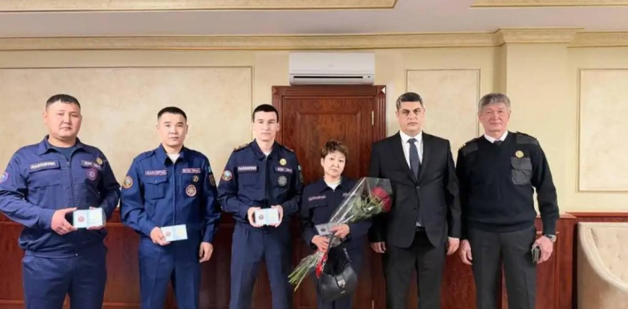 Ұшақ апаты: Әзербайжанның төтенше жағдайлар министрі қазақстандық құтқарушыларды марапаттады