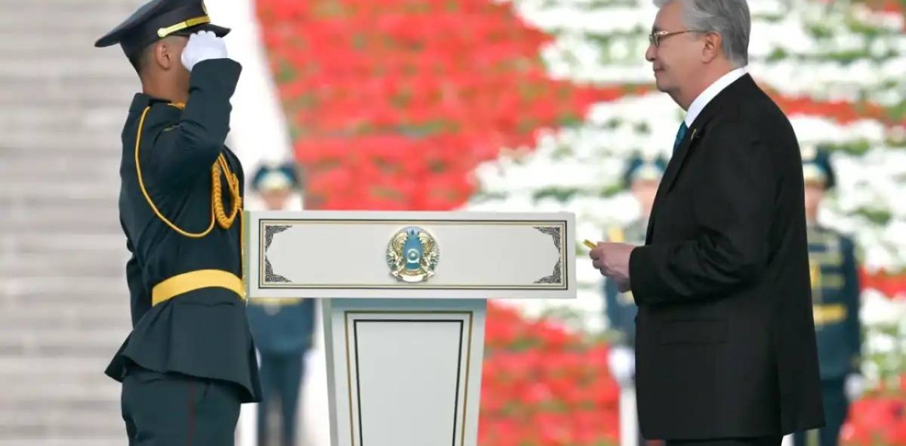 Президент үздік түлектерге офицерлік шен тапсырды