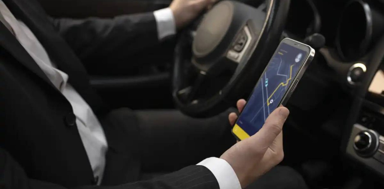 Астанада такси жүргізушісі жолаушы қызды көліктен шығармай қойған