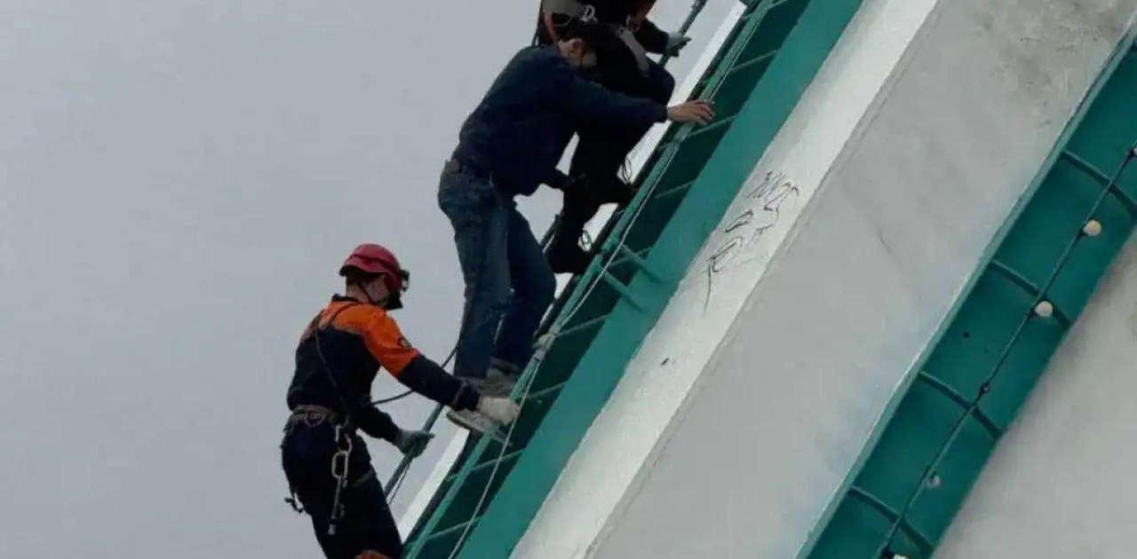 Астанада көпірдің аркасына шығып кеткен адам құтқарылды