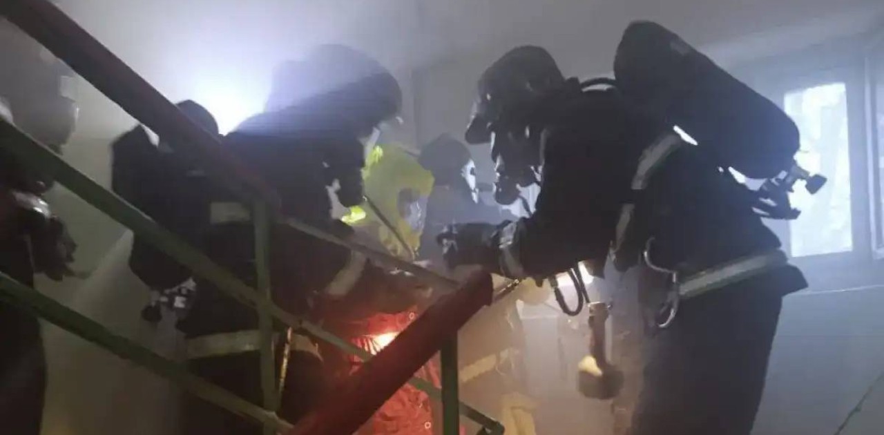 Ақтөбеде көпқабатты үйде үш адам тірідей өртеніп кете жаздады