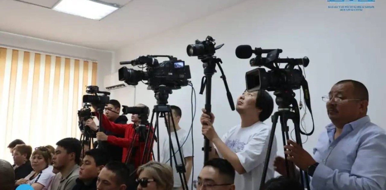 «Күліп бара жатыр»: айыпталушылардың туыстары желіде видео тарап, жұрт сынап жатқанын айтты