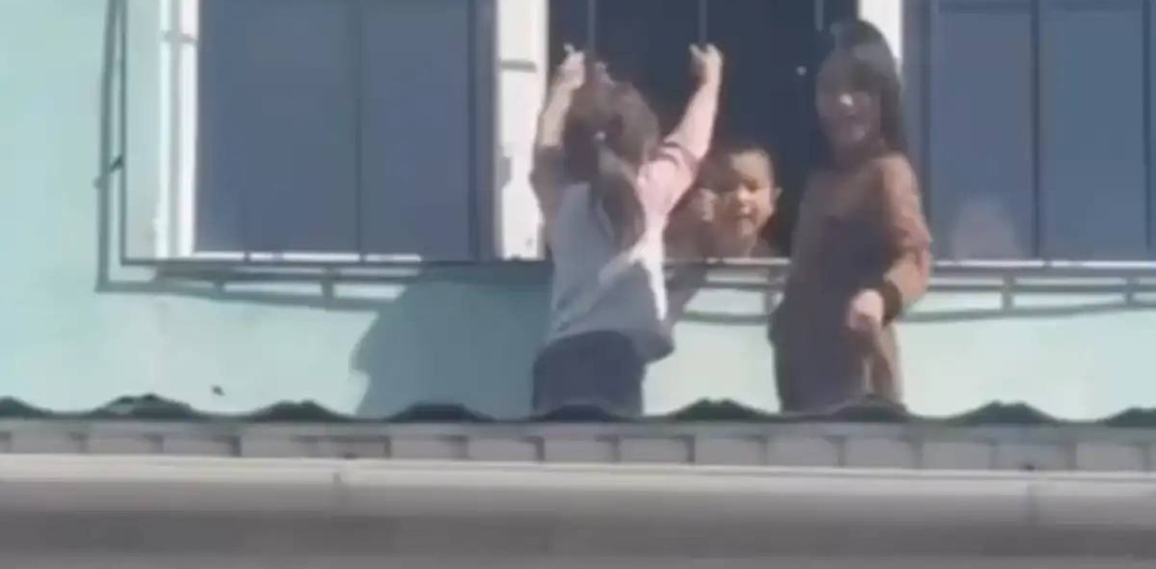 Алматы облысында қараусыз қалған балалар балабақшаның шатырына шыққан