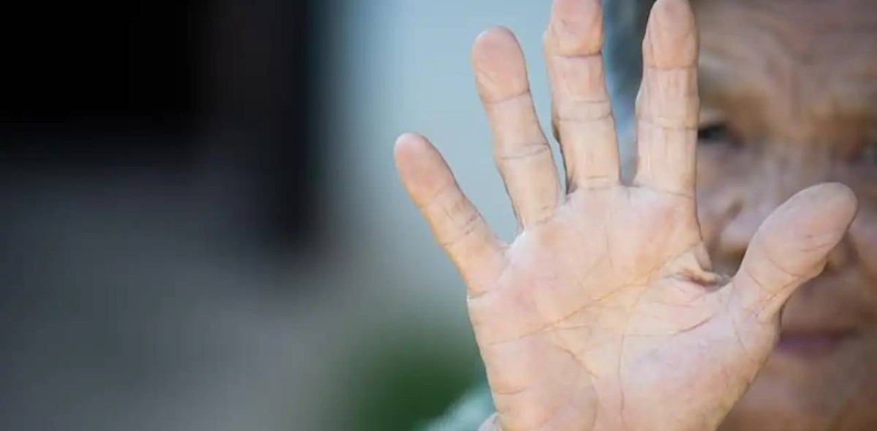 «Жылы киімсіз көшеде қалдырған»: Ақсу қаласында қарттарды азаптаған пансионат қызметкері сотталды