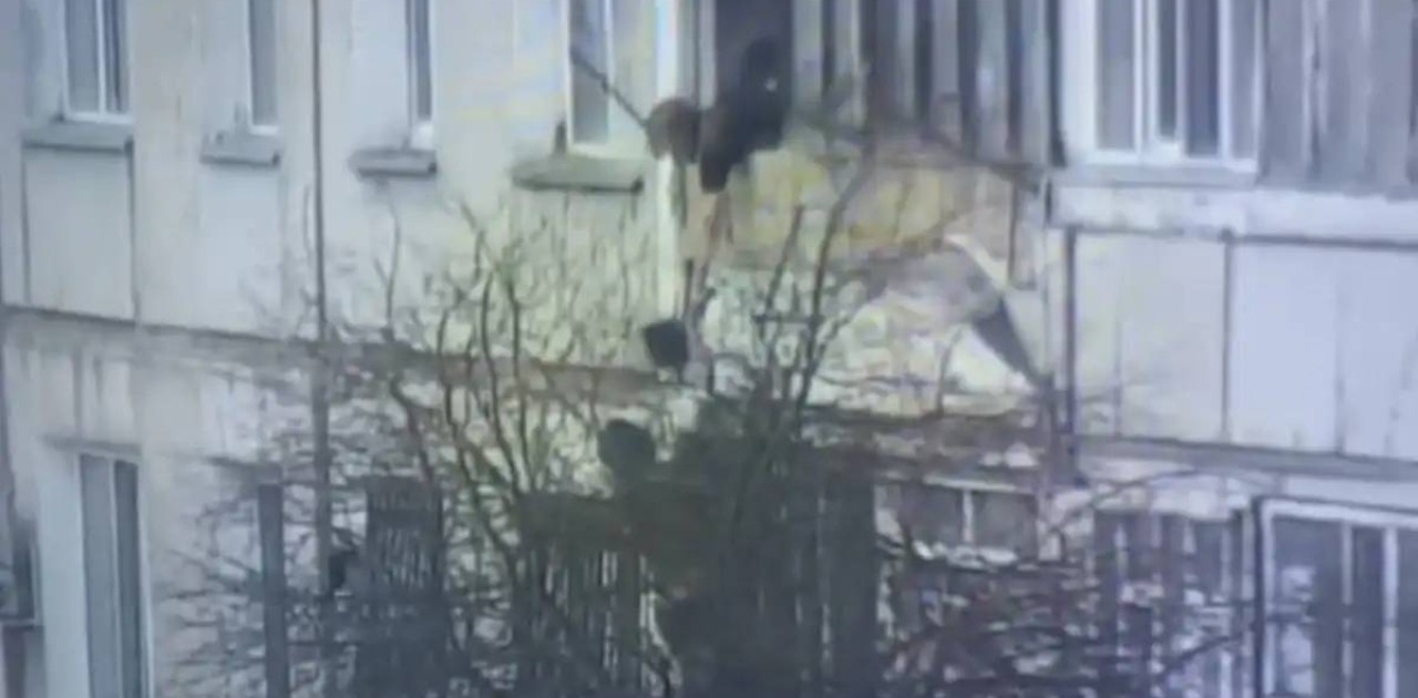 Ақмола облысында полицейлер бүтін бір отбасыны жанып жатқан пәтерден құтқарды