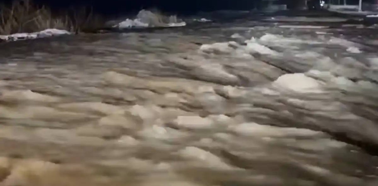 Ақмола облысында жүздеген құтқарушы су тасқыны салдарымен күресіп жатыр