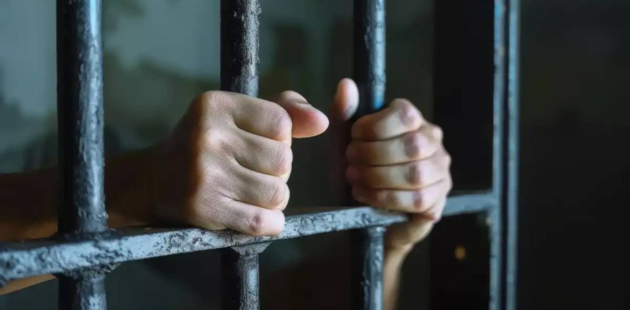 Аса ірі мөлшерде алаяқтық жасаған күдікті Ресейден экстрадицияланды