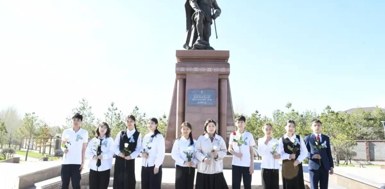 Астаналық оқушылар Бауыржан Момышұлының ескерткішіне гүл шоқтарын қойды